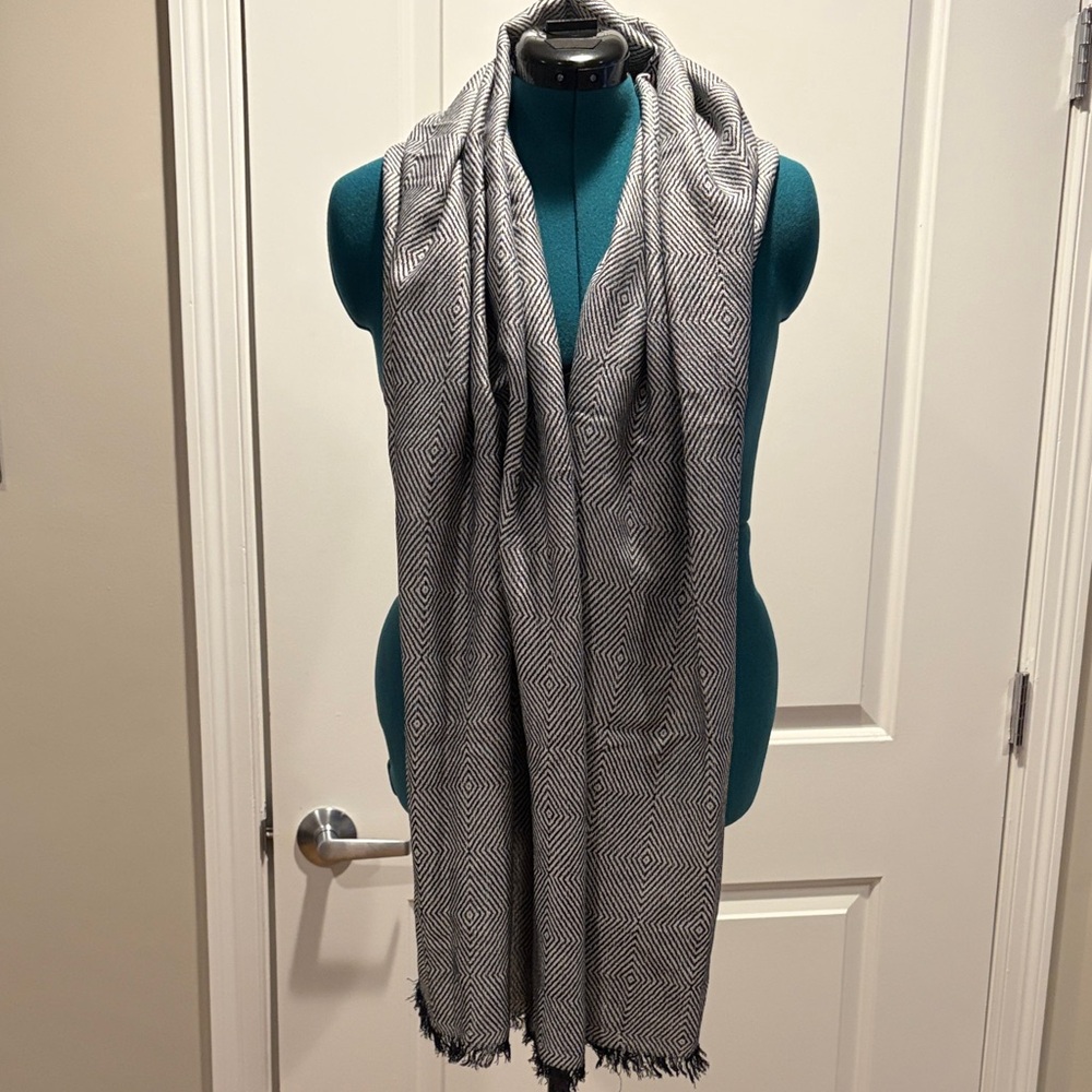 Elegant Black and White cashmere scarf